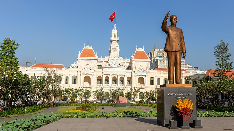 ベトナム人民委員会庁舎前のホーチミン像